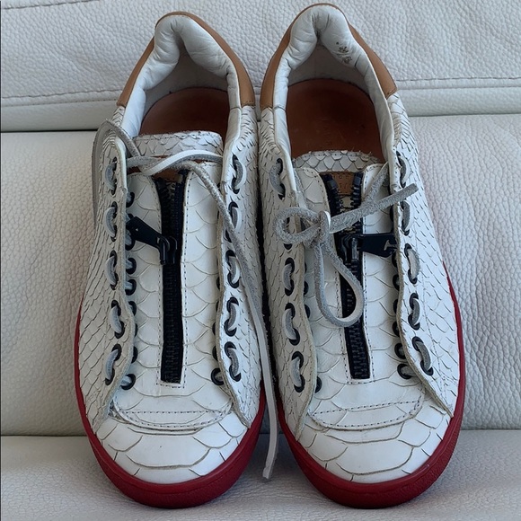 Sneak Sneacker - Picture 2 of 3